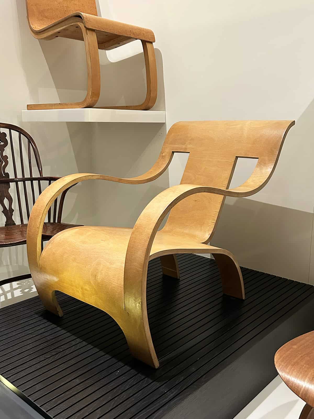 Gerald Summers' Plywood Armchair: Sculptural Engineering from 1934

