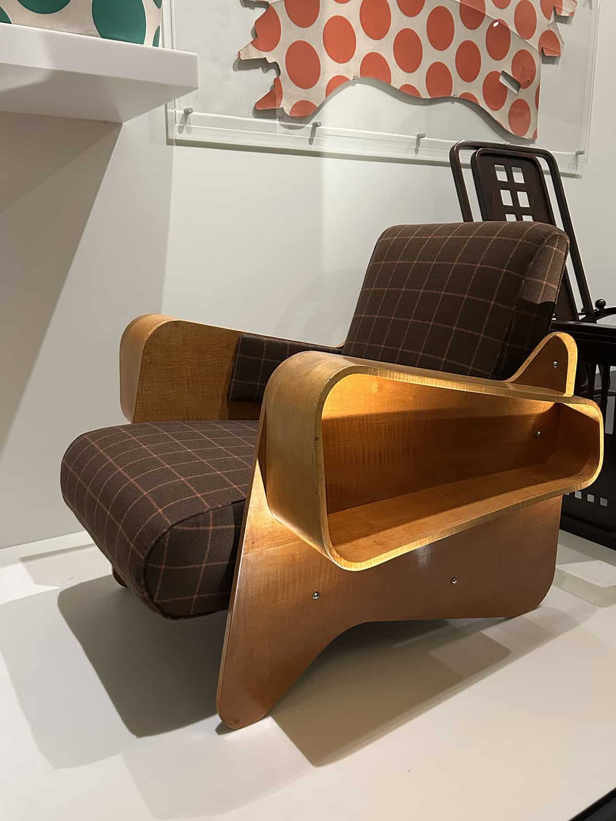 Marcel Breuer's Plywood Armchair: Modernist Comfort for Highpoint
