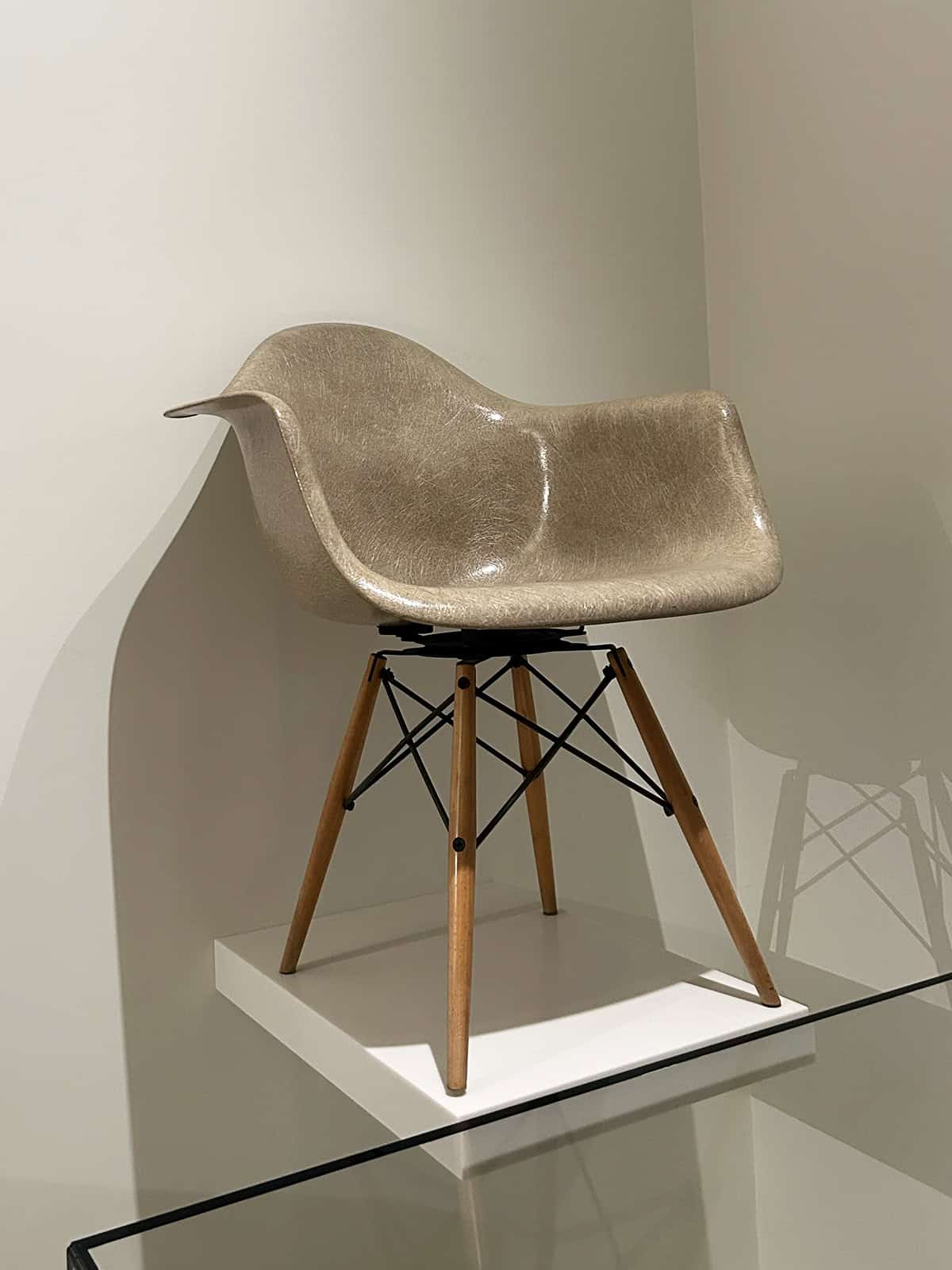 The Eames DAW: From Wartime Innovation to Design Icon
