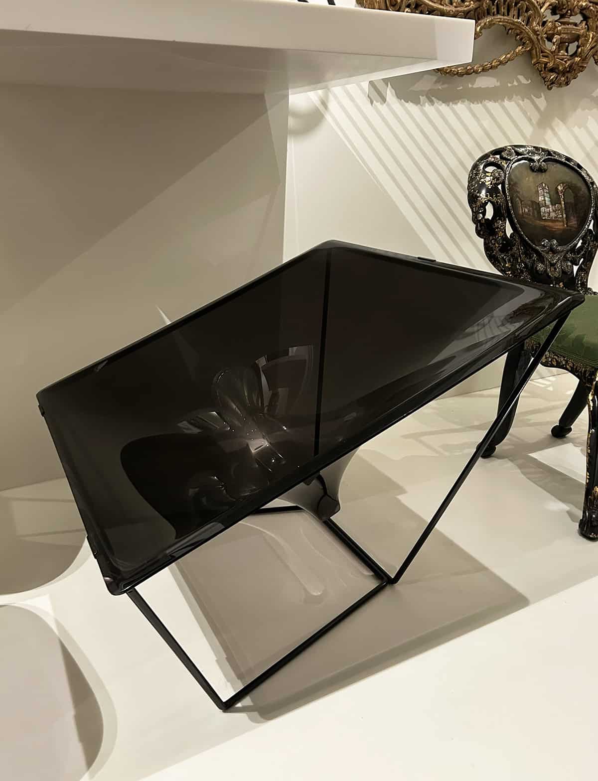 David Colwell's Contour Chair: Hydraulic Innovation
